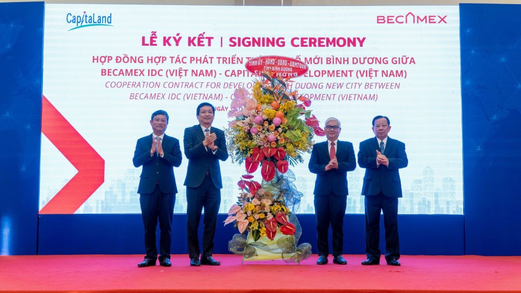 ông Nguyễn Văn Lợi - UVBCH TW Đảng, Bí thư tỉnh ủy, Trưởng đoàn Đại biểu Quốc hội tỉnh Bình Dương; ông Võ Văn Minh, Phó bí thư tỉnh ủy, Chủ tịch UBND tỉnh Bình Dương tặng hoa và quà lưu niệm cho Lãnh đạo 2 tập đoàn để chúc mừng thành công hợp tác.