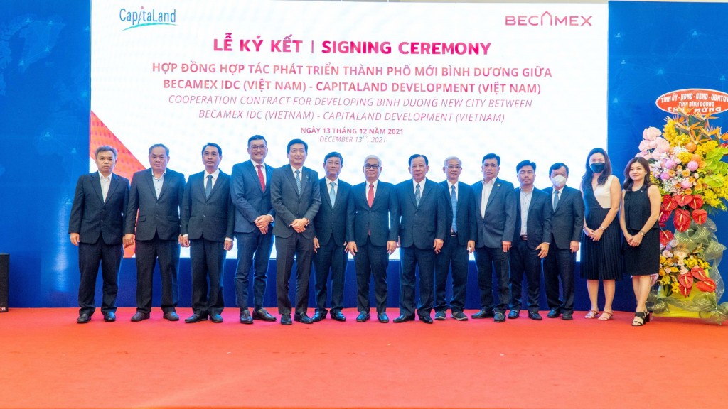 Các đại biểu chụp ảnh lưu niệm tại buổi lễ